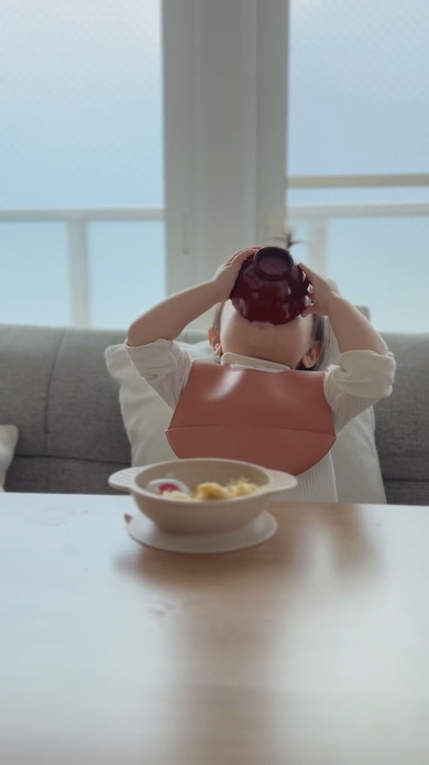 スープを飲む女の子