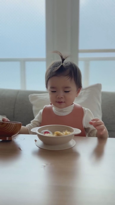 スープを飲む女の子