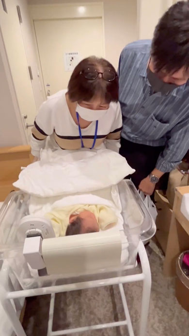 初孫と対面した父と母