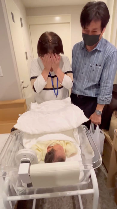 初孫と対面した父と母