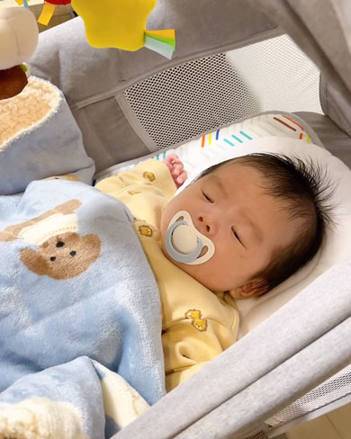 おしゃぶり大好きな赤ちゃん