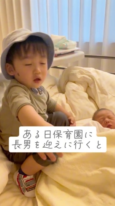 赤ちゃんを見ている男の子