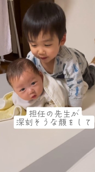 赤ちゃんと遊ぶ男の子