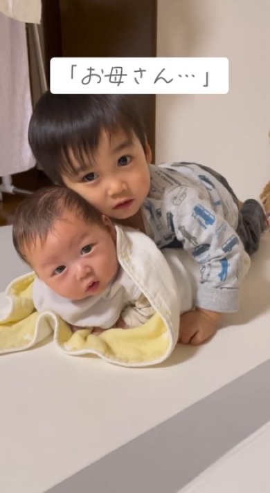 赤ちゃんと遊ぶ男の子