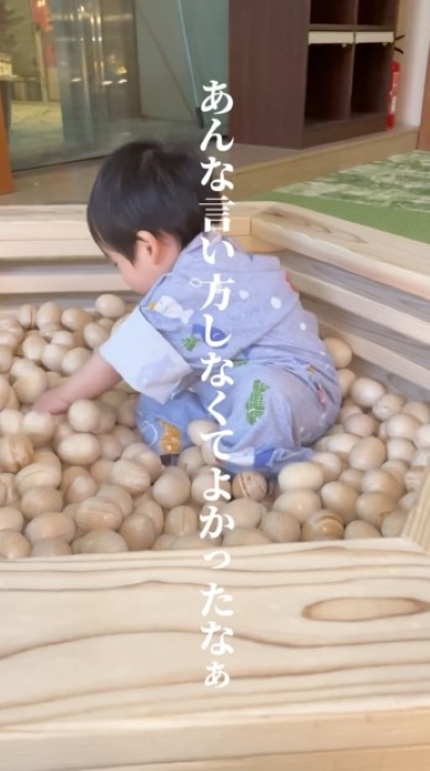 ボールプールで遊ぶ男の子