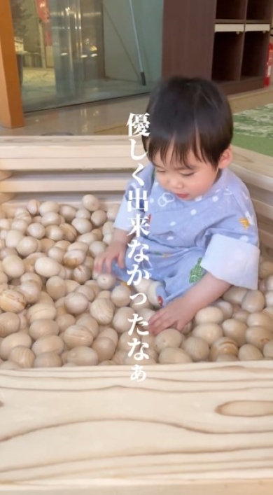 ボールプールで遊ぶ男の子