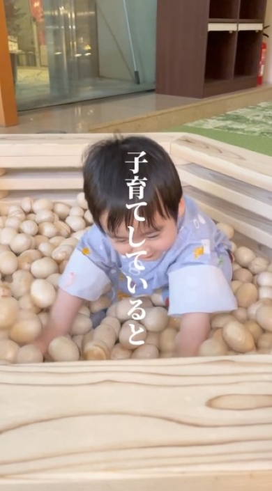 ボールプールで遊ぶ男の子