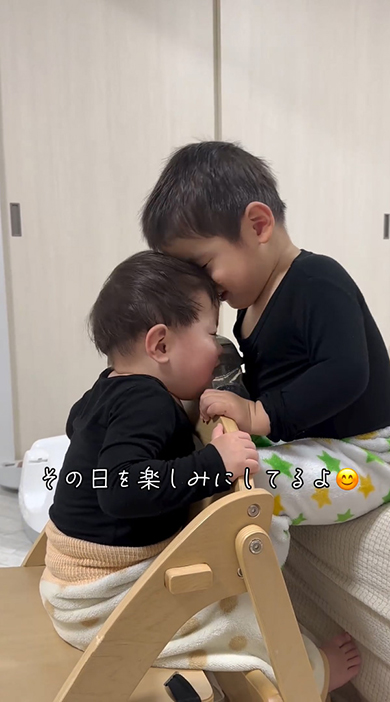 頭をごっつんする兄弟