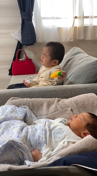 おもちゃを持って泣くお兄ちゃん