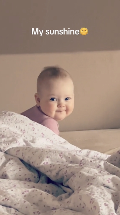 起きたばかりの赤ちゃんがママに気づく