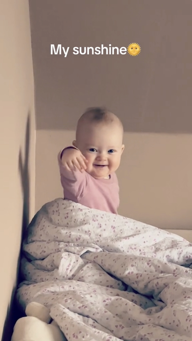 おいでおいでする赤ちゃん