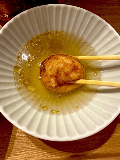 たこ焼きを白だしたれにヒッタヒタにするところ