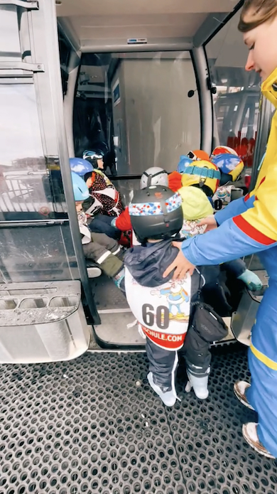 ゴンドラに乗り込む子どもスキーヤーたち