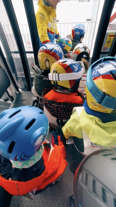 ゴンドラから降りる子どもスキーヤーたち