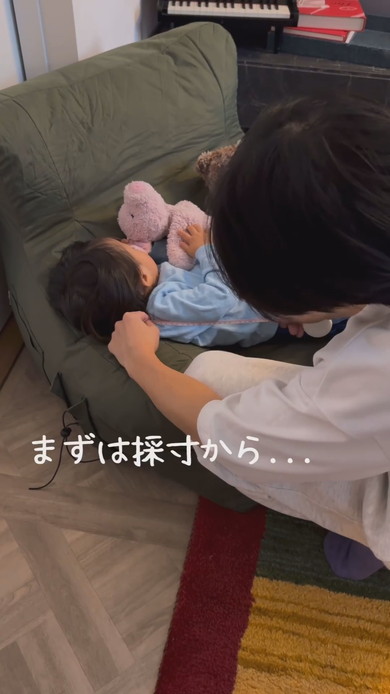 娘のためのドレスを作っていくパパ