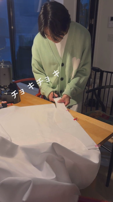 娘のためのドレスを作っていくパパ