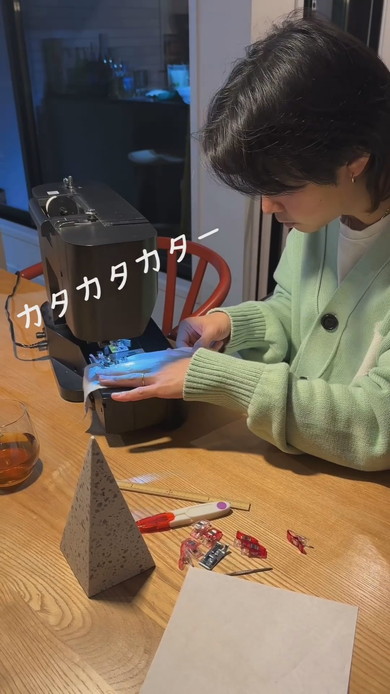 娘のためのドレスを作っていくパパ