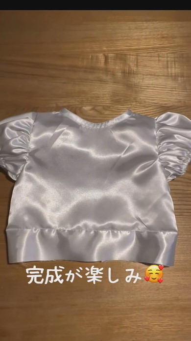 娘のためのドレスを作っていくパパ