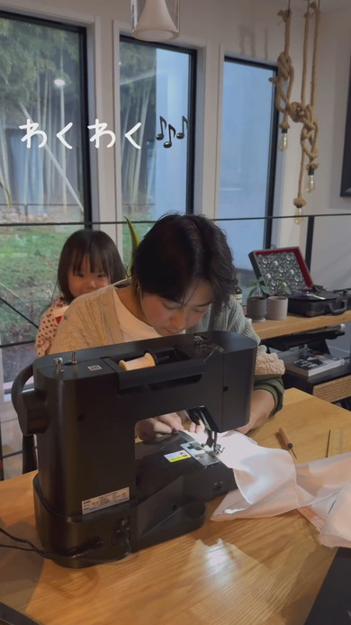 娘のためのドレスを作っていくパパ