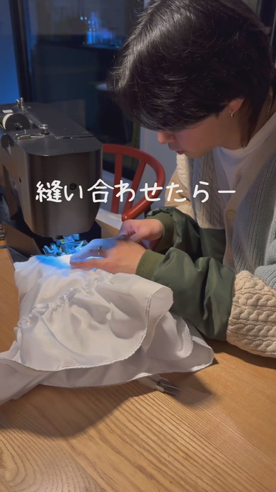 娘のためのドレスを作っていくパパ