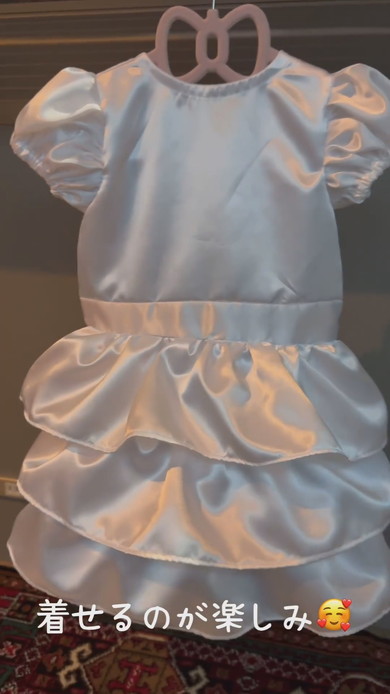 娘のためのドレスを作っていくパパ