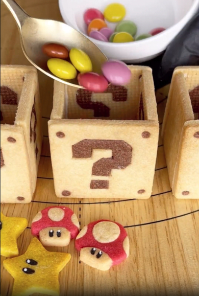カラフルなお菓子をハテナブロックにイン