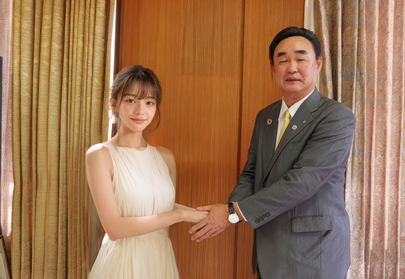 藤原れいと松本幸英町長との2ショット写真