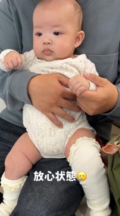 パパのひざの上に座る赤ちゃん