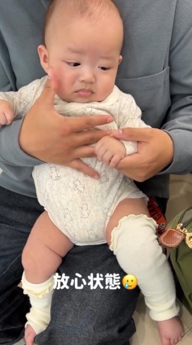 つらそうな顔の赤ちゃん