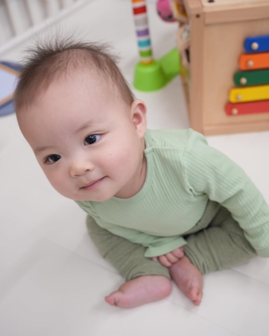 お座りする赤ちゃん