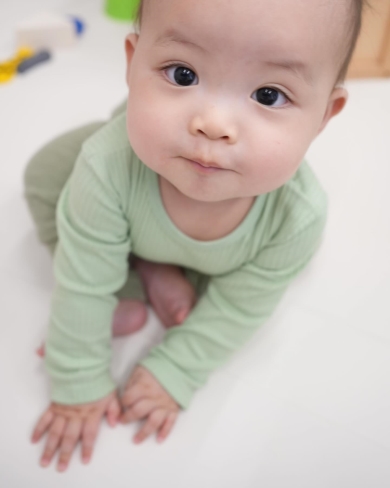 お座りする赤ちゃん