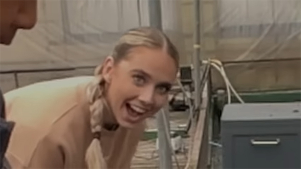 うれしそうな外国人女性