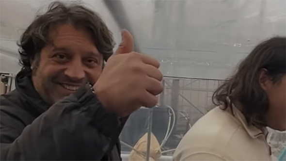 うれしそうな外国人男性