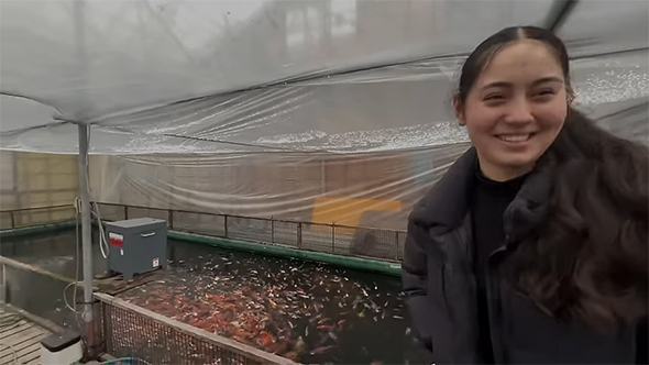 笑顔の黒髪女性