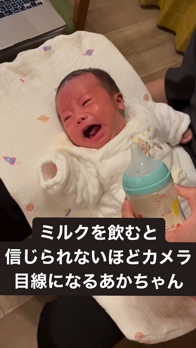 信じられないほどのカメラ目線でミルクを飲む赤ちゃん
