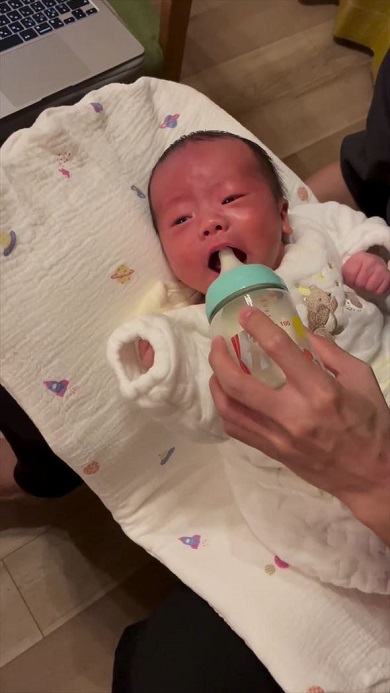 信じられないほどのカメラ目線でミルクを飲む赤ちゃん