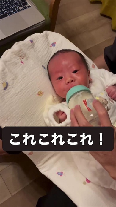 信じられないほどのカメラ目線でミルクを飲む赤ちゃん