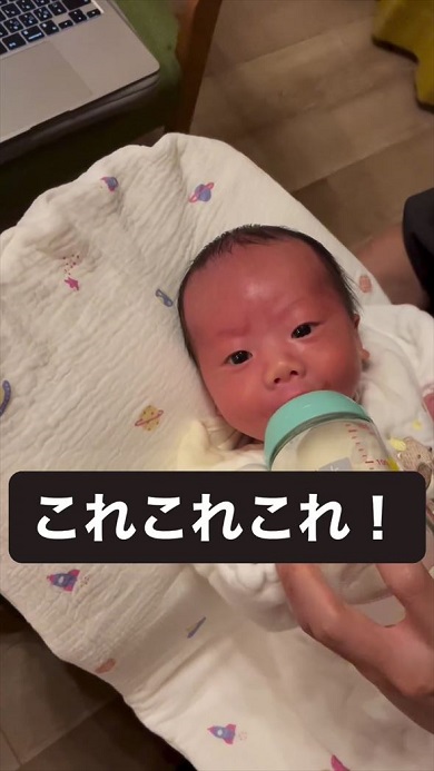 信じられないほどのカメラ目線でミルクを飲む赤ちゃん