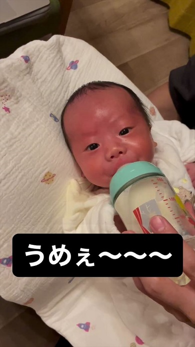 信じられないほどのカメラ目線でミルクを飲む赤ちゃん