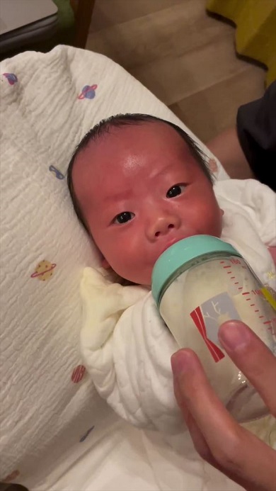 信じられないほどのカメラ目線でミルクを飲む赤ちゃん