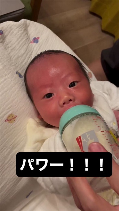 信じられないほどのカメラ目線でミルクを飲む赤ちゃん
