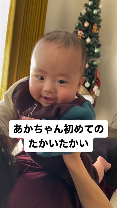 初めてのたかいたかいを楽しむ赤ちゃん