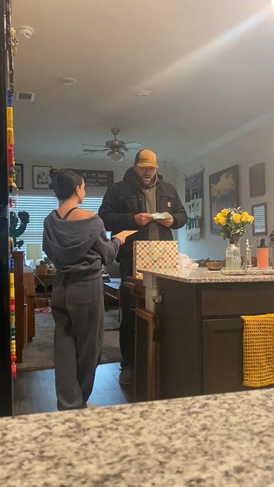 「自然妊娠は難しい」と言われたものの、ついに子どもを授かったことを夫へ報告する妻