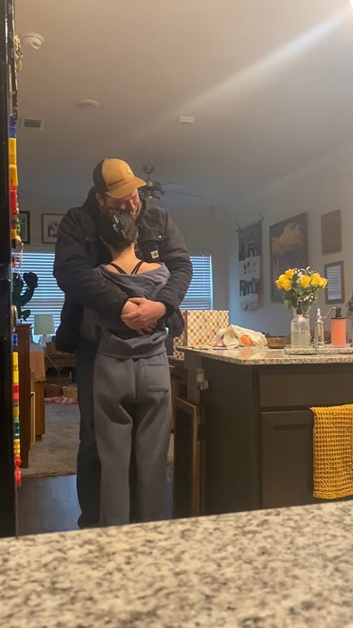 「自然妊娠は難しい」と言われたものの、ついに子どもを授かったことを夫へ報告する妻