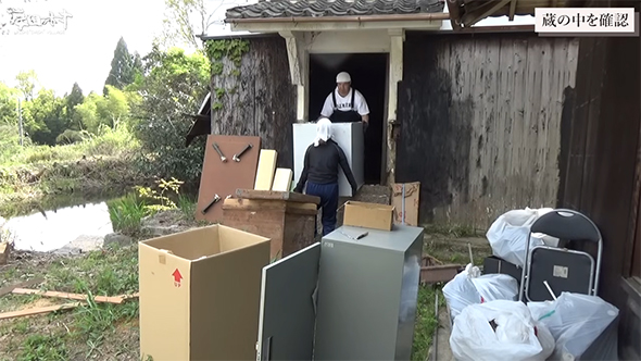 物を持ち上げる夫妻