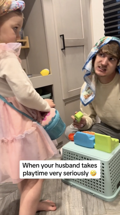 おみせ屋さんごっこをするパパと娘