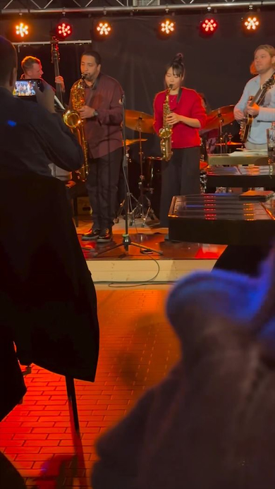 女性サックス奏者がレストランで演奏