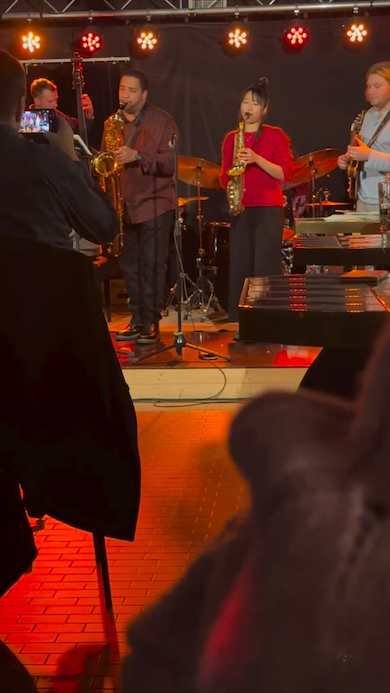 女性サックス奏者がレストランで演奏