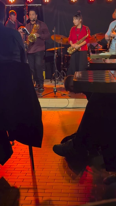 女性サックス奏者がレストランで演奏