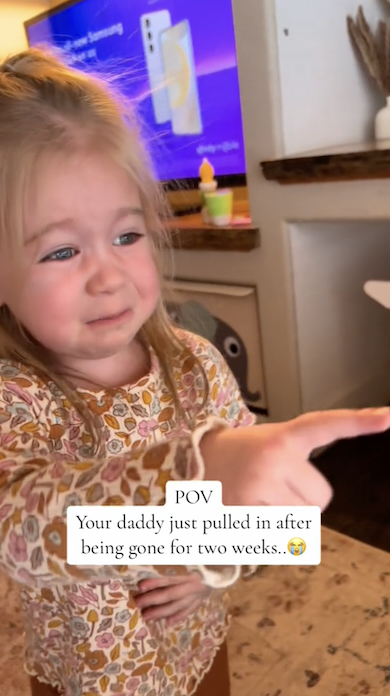 パパを指さす娘